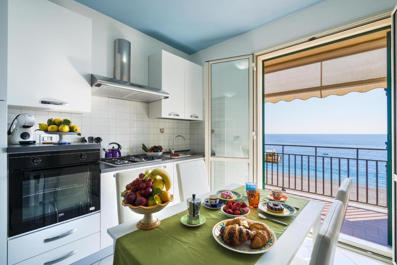 Ferienwohnung Loft Balcone Sul Mare Letojanni Exterior foto