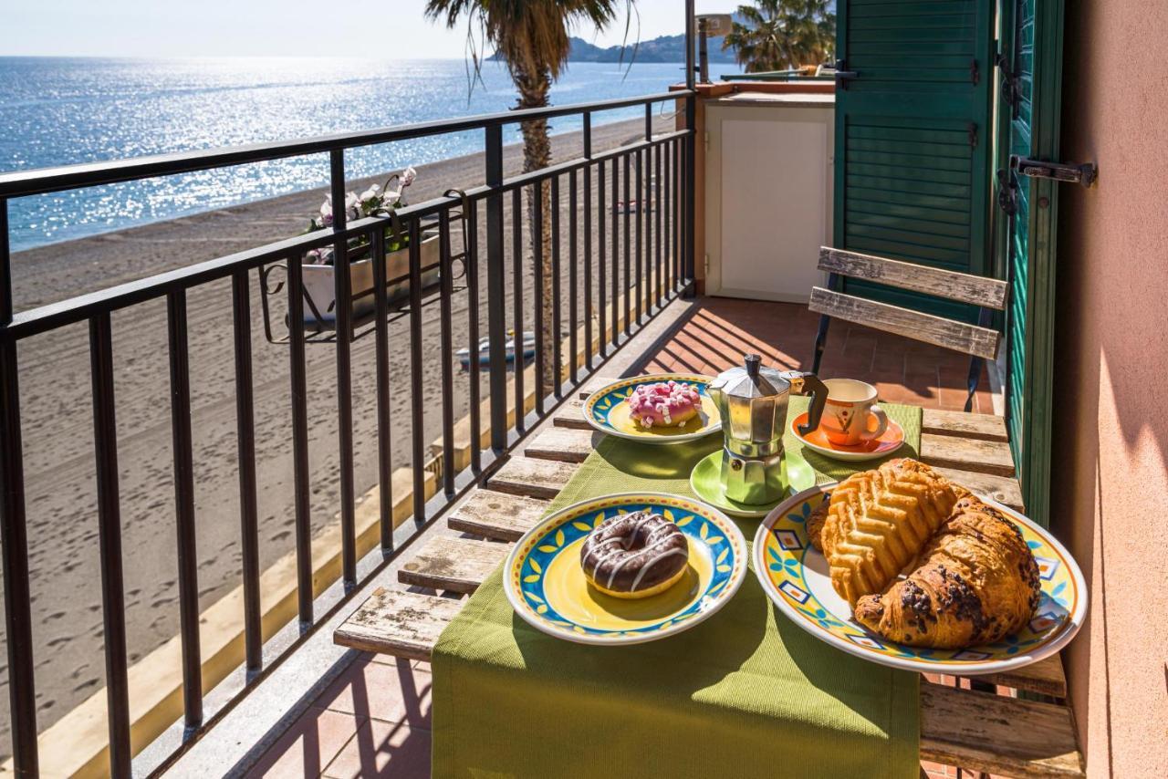 Ferienwohnung Loft Balcone Sul Mare Letojanni Exterior foto